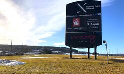 Mot Lahaugmoen. Ved dagens informasjonssøyle lå nederste antennemast.