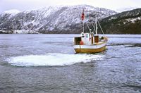 Her ser me båten attanfrå,