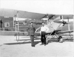 Flygerne Alf Gunnestad (til venstre) og Leif Feiring med Moth-flyet N-30 på Torslanda flyplass ved Gøteborg i 1930. N-30 fløy strekningen Gøteborg-København (Foto: Gunnestad via Rob Mulder)