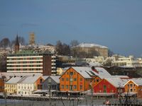 Motiv fra Tønsberg sentrum i 2013, med Slottsfjellet bak til venstre. Foto: Stig Rune Pedersen