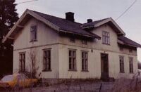 Skolebygningen i 1987. Fasaden mot sørvest.