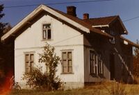 Skolebygningen i 1987. Endeveggen mot vest.