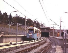 Siste dag med trikk på Lambertseterbanen 17.mai 1966, før banen ble overført til T-banedrift 22. mai 1966. Trikkens motorvogn 253 type Høka MBO på linje 4, Bergkrystallen-Østbanen, her ved Munkelia stoppested. Foto: Per Lyng/Oslo byarkiv (1966).