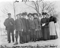 Folk på Musli ca. 1909. Jon Ilseng, Kristoffer Musli, Simen Ilseng, Fru Musli, Ragna Dahl, Birger Ilseng, Else Musli, Olaug Ilseng, Olga Oustad, Ingrid Ilseng, Fru Ilseng.