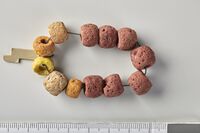 Glassperler, trolig fra eldre jernalder. Funnet i myr på Musli, Stange. Foto: Ulla Schildt, UiO.