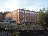 Mustad-fabrikken på Gjøvik ligger helt inntil Hunnselva. Foto: Trond Nygård (2014).