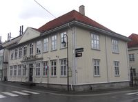 Myntgata 13, Apotek Mynten, Apotekergården. Bygningen gjenreist etter brann i 1810 og 1988.