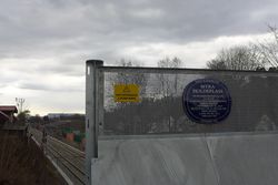 Blå plakett og stasjonen på Marstrander bro. Foto: Heidi Thöni Sletten (2016).