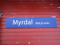Skilt på Myrdal stasjon, 866,8 moh. Foto: Elin Olsen (2013)