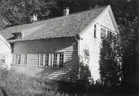 Vestlandshusa, slik som Kapteinsgarden på Myroldhaug i Nordfjord, har gjerne liggjande panel. Foto: Halvor Vreim (1941).