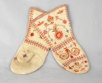 Nålebundne og broderte votter fra Fyresdal.