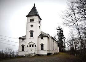 Nærsnes kirke høsten 2019. Nærsnes Kapell stod ferdig i 1893. I 1926 ble ombygget og vigslet til Kirke. (foto: Victor Iversen)