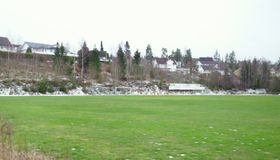 Fotballbanen til Nærsnes og Åros Idrettsforening (NÅIF) (foto: Trym Skogstad).