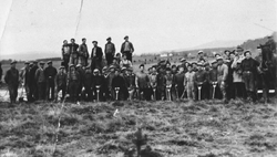 Ungdommer på nødsarbeid ved Kjeller flyplass.