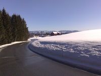 Bakkene mellom Nøkleberg og Sandåker. Husa på Nøkleberg i mellomgrunnen, Totenåsen og Skreiskardet i bakgrunnen. Foto: Trond Nygård (2011).