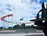 Flaggborgen utenfor NATO sitt nye hovudkvarter i Brussel, i bruk frå 2017. Det norske flagget kan skimtas litt til høgre for midten. Foto: Stig Rune Pedersen (2023)