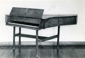 Spinett frå ukjent sted på Norsk Folkemuseum på Bygdøy. Foto: Ringve Musikkmuseum/Norsk Folkemuseum.