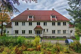 Skoggården ved NMBU i Ås kommune, kontorbygning med boligdel oppført i 1919. Foto: Leif-Harald Ruud (2022).