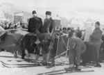 En røkende kronprins Olav spenner på seg skia, Gjøvik 1947. Foto: Mjøsmuseet