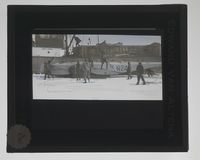 NPRA176. "N24" heises fra "Hobby" ned på isen i Ny-Ålesund. "Knut Skaaluren" opptok kaiplassen slik at "Hobby" ikke kunne losse der. Foto: Nasjonalbiblioteket