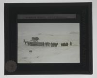 NPRA177. Et av flyskrogene dras opp på land fra isen i Ny-Ålesund. Foto: Nasjonalbiblioteket