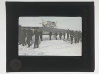 NPRA180. Vingene til Dornier-Wal-flyene bæres fra kaia til den såkalte monteringsplassen etter at "Knut Skaaluren" var ferdig med å losse og hadde overlatt kaiplassen til "Hobby". Foto: Nasjonalbiblioteket