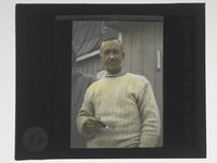 NPRA181. Lincoln Ellsworth ved tilbakekomsten til Ny-Ålesund. Han røyker en sigar som han har fått av Zapffe. Foto: Nasjonalbiblioteket