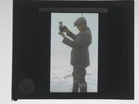 NPRA195. Hjalmar Riiser-Larsen med Goertz' solkompass som var et av instrumentene man medbragte på ekspedisjonen. Foto: Nasjonalbiblioteket