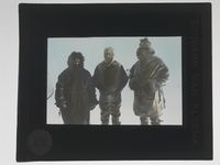 NPRA198. Besetningen på "N25" kledt i selskinnspels. Fra venstre: mekaniker Karl Feucht, navigatør Roald Amundsen og pilot Hjalmar Riiser-Larsen. Foto: Nasjonalbiblioteket
