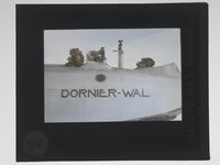 NPRA199. "N24"s besetning. Pilot Leif Dietrichson, mekaniker Oskar Omdal og navigatør Lincoln Ellsworth i et av flyene. Foto: Nasjonalbiblioteket