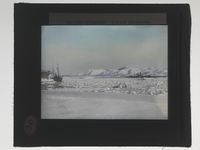 NPRA203. Et fartøy inne ved kaia og to ute ved iskanten i Ny-Ålesund. Foto: Nasjonalbiblioteket