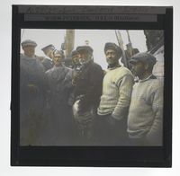 NPRA82. Fra "Sjøliv"s ankomst til Ny-Ålesund. I menneskemengden står Hjalmar Riiser-Larsen, Oskar Omdal, Leif Dietrichson, Roald Amundsen, Lincoln Ellsworth og Karl Feucht. Foto: Nasjonalbiblioteket