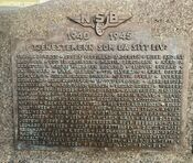 Minneplakett (1947) i dag montert på minnesmerket Knus nazismen utenfor Østbanestasjonen (Østbanehallen) i Oslo, for falne fra NSB under andre verdenskrig. Foto: Stig Rune Pedersen