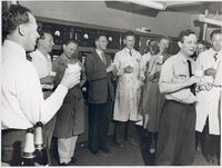 Feiring etter at JEEP I var startet opp i 1951. På bildet: Gunnar Randers, John Nordrehaug, Mr. Olstad, Maarten Bogaardt, Nils Hidle, Ragnar Strand, Else Marie Owe og Odd Dahl. Foto IFE.