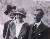 Den senere USA-ambassadør Wilhelm Thorleif von Munthe af Morgenstierne (1887-1963) forografert i 1918 sammen med Fridtjof Nansen og hans datter, Liv.