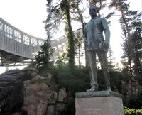 Finn Eriksens statue av Fridtjof Nansen ved Skimuseet i Holmenkollen ble flyttet hit fra Frammuseet i 1964. Foto: Stig Rune Pedersen