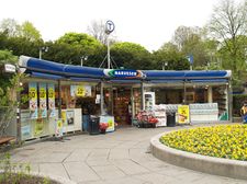 Narvesenkiosken mellom jernbanens og t-banens innganger på Johanne Dybwads plass.