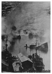 Narvik havn 10. april 1940. Foto: Lindbäck-Larsen, Odd: 6.Divisjon, 1946