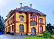 Administrasjonsbygning for NSB i Narvik, oppført 1902, ark. Due, idag Museum Nord - Narvik. Foto: Pål Giørtz (2024).