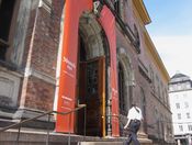 Inngangspartiet til Nasjonalgalleriet under den store Munch-utstillingen sommeren 2013. Foto: Stig Rune Pedersen