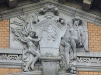 Riksvåpenet på Nationaltheatrets fasade mot vest. Foto: Stig Rune Pedersen