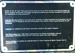 Minneplate for RAFs nattangrep på Kjeller 29.04.1944. Avduket på flyplassens 100-årsdag 21.09.2012. Foto Steinar Bunæs.