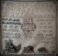 Navneduk fra 1850, brodert av 9 år gamle Karen Christine (Kaja) Steen, datter av sognepresten i Lesja (Dovre). Å lære å brodere ved å sy sin egen navneduk var vanlig når jenter fra samfunnets øvre sjikt var i 9-11 års alderen, og ble senere pensum i 4.klasse.