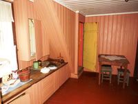 Nebben kjøkken med lukket trapp opp til loftet. Foto Steinar Bunæs