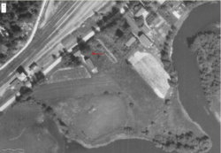 Sagmesterboligen Nebben på luftfoto fra 1946, se rød pil. Fjellhamarveien passerer rett forbi.