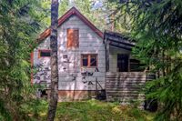 Et forlengst fraflyttet hus som ligger langs turveien fra Svartskog til Kjærnes. Foto: Leif-Harald Ruud (2022)