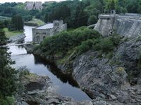 Nedre Leirfoss kraftverk sett nedstrøms. Foto: PeltonMan (2014).