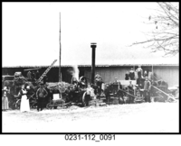 90. Nedre Riis Tresking og høypressing med lokomobil 1912.png