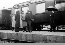 Kong Haakon og Kronprins Olav på Nelaug ved Sørlandsbanens åpning 22. juni 1938. Ukjent/NJM