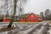 Den lave trebygningen «Vinkelen» var opprinnelig spisebrakke og hybelhus. Foto: Leif-Harald Ruud (2021)